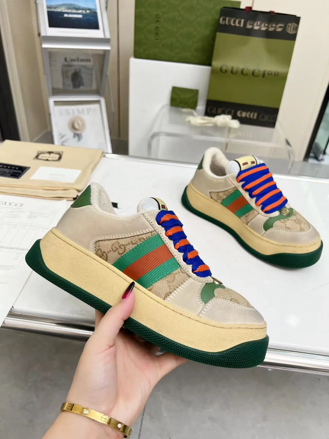 👟👟Ex-factory price 520👟👟 Gucci New Screener Series Couple Style Chubby Bread Shoes Small Dirty Shoes Fatty Double G Casual Sneakers Original Purchase Development Original Purchase Develop The Screener series of sneakers are inspired by the classic sneakers of the 1970s, named after the defensive action in sports. They are decorated with striped webbing on the side and embellished with retro Gucci logos. These sneakers are made of GG canvas. Purple leather details add depth to the piece with sharp contrast, and the details are fuller. Exquisite packaging at the delivery counter Fabric: Original imported cowhide + double G fabric Lining: Original customized breathable towel velvet Sole: Original molded T👟👟 Factory price U outsole Sole thickness: 6CM Size: Women's 35-40 / Men's 39-45